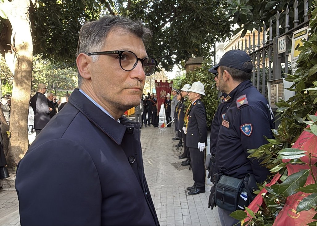 MATTARELLA CORONA.jpg (194117 byte)