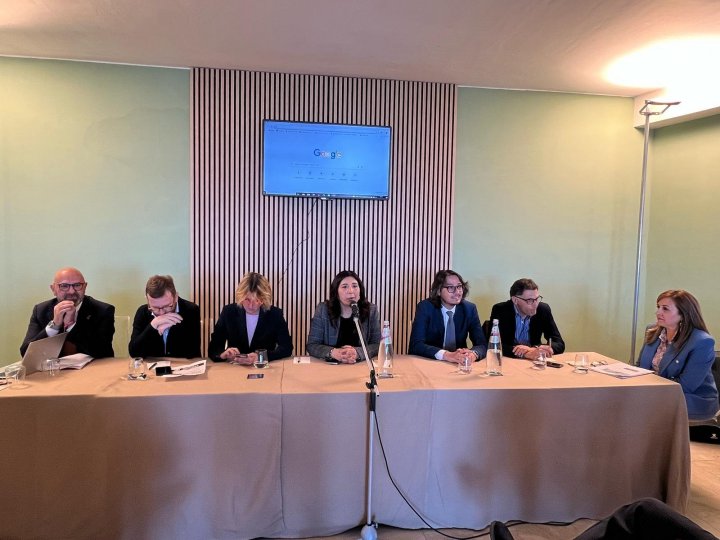 foto tavolo2.jpg (65384 byte)